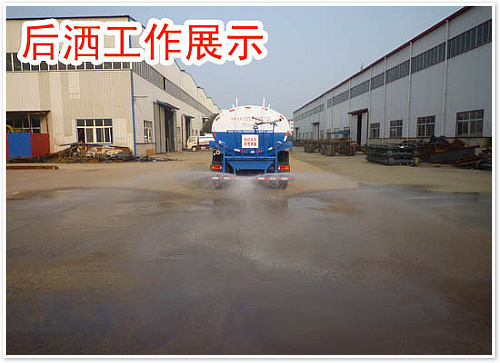 东风天锦绿化喷洒车后洒工作展示