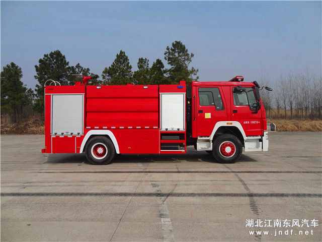 豪沃8吨水罐消防车图片