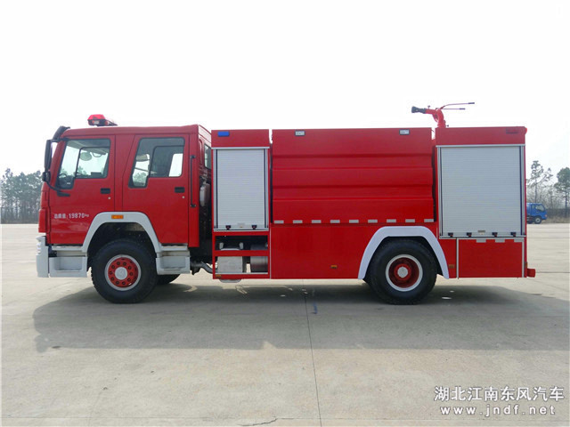 豪沃8吨水罐消防车图片
