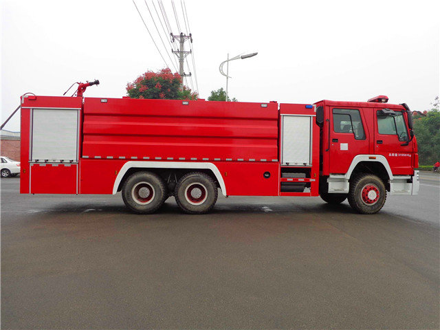 豪沃16吨水罐消防车