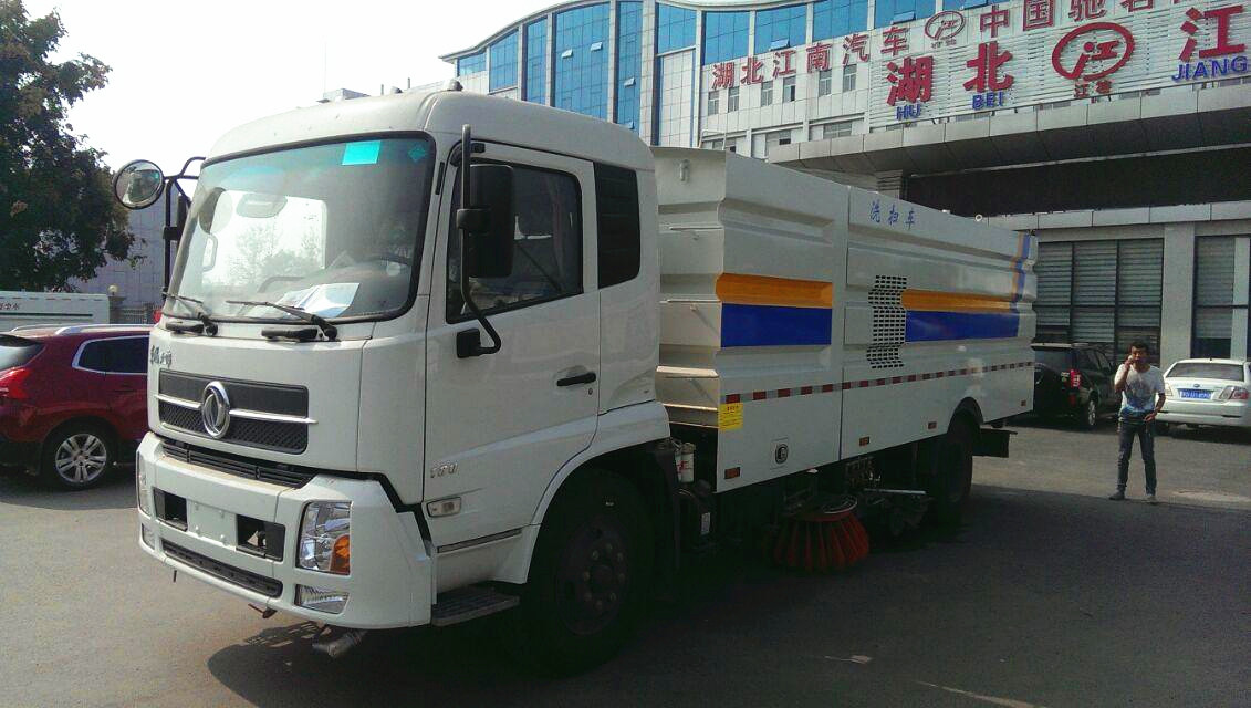 东风天锦扫路车图片