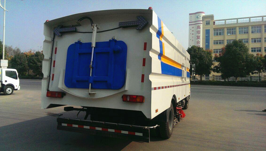 东风天锦扫路车图片