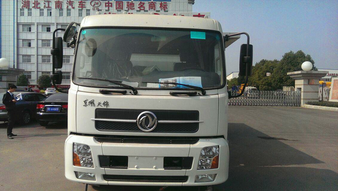 东风天锦扫路车图片