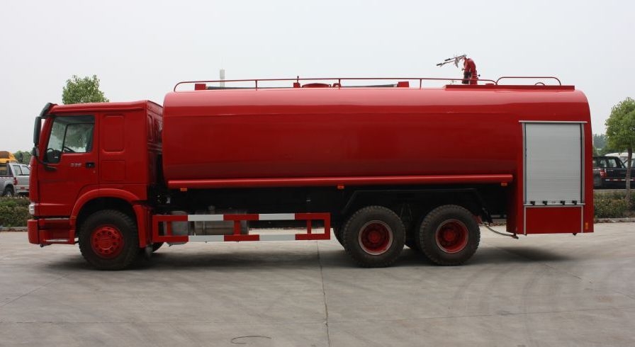 豪泺25吨消防洒水车