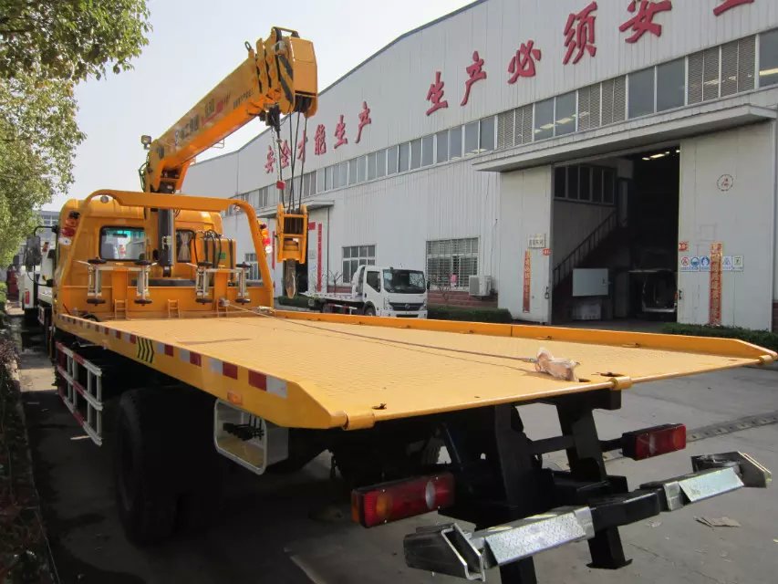 东风天锦带吊平板清障车