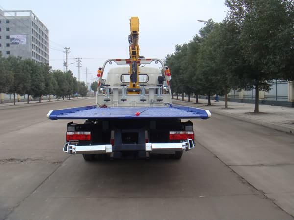 东风多利卡带吊平板清障车
