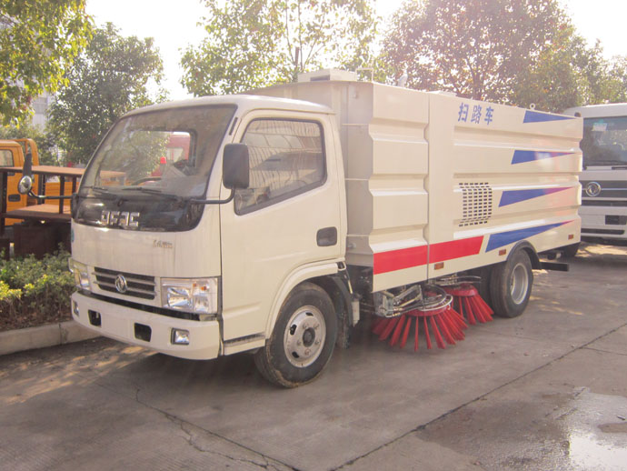 东风福瑞卡扫路车