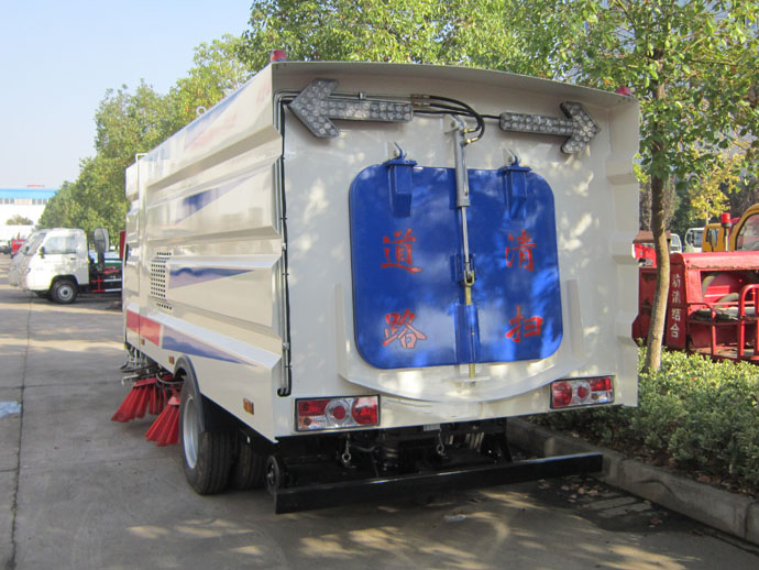 东风福瑞卡扫路车