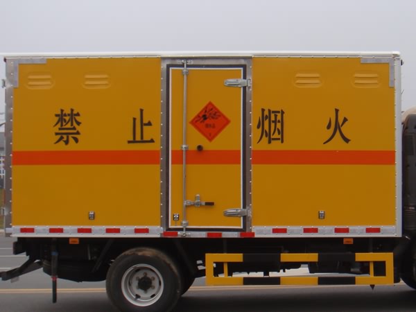 江铃双排爆破器材运输车