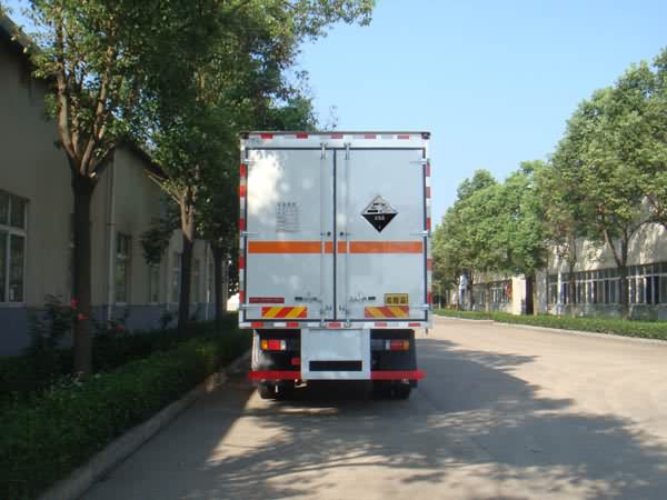 东风柳汽腐蚀性物品厢式运输车图片