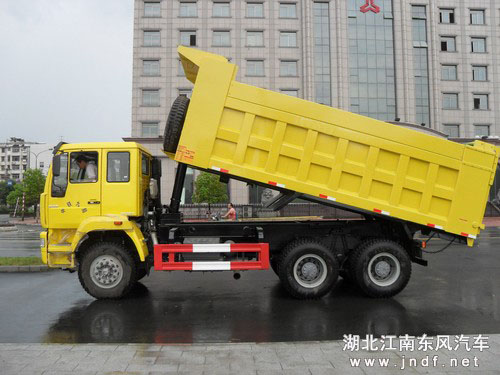 重汽金王子后双桥自卸车图 3