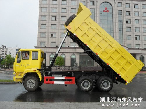 重汽金王子后双桥自卸车图 4