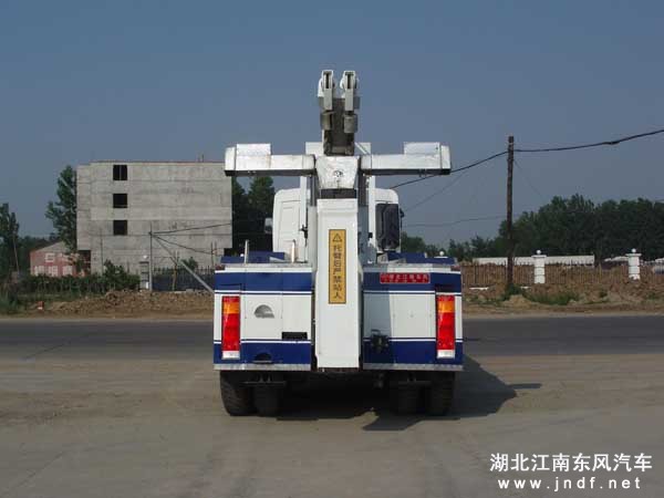 东风天龙后双桥重型拖车图 2