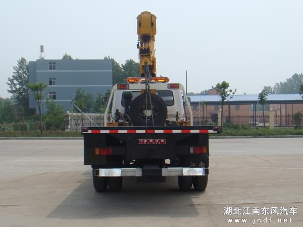 东风153多功能平板带吊清障车图 2