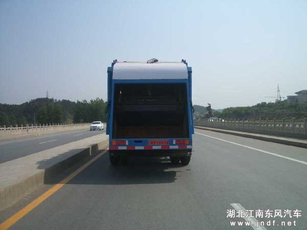 东风天龙压缩式垃圾车图 2