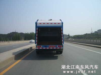 东风天龙压缩式垃圾车图 4