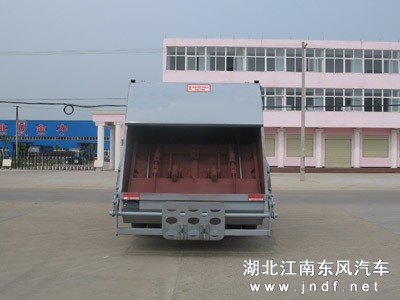东风140尖头压缩式垃圾车图 2