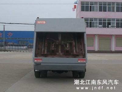 东风140尖头压缩式垃圾车图 3