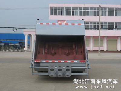 东风140尖头压缩式垃圾车图 4