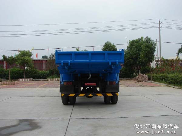 东风尖头污泥垃圾车图 2