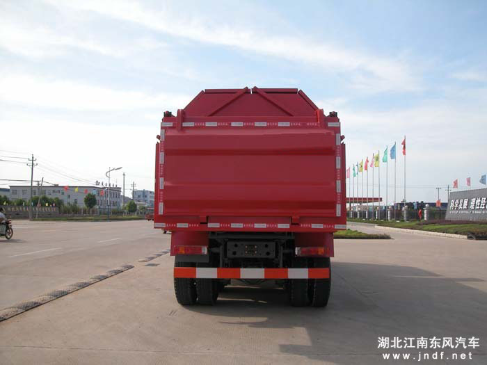 重汽豪泺密封式垃圾车图 2