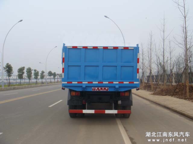 东风153密封式垃圾车图 2