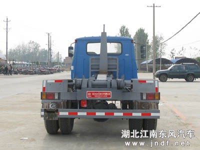 东风140尖头车厢可卸式垃圾车图 2