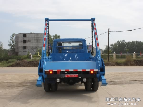 东风145摆臂式垃圾车图 2