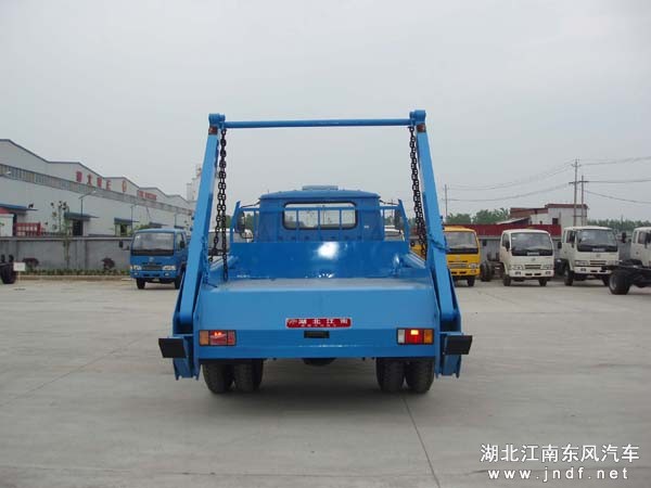 东风140尖头摆臂式垃圾车图 2