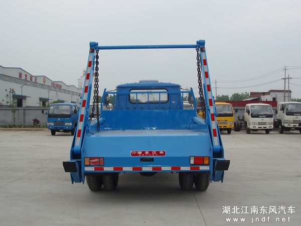 东风140尖头摆臂式垃圾车图 3