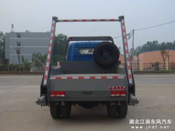 东风多利卡摆臂式垃圾车图 2