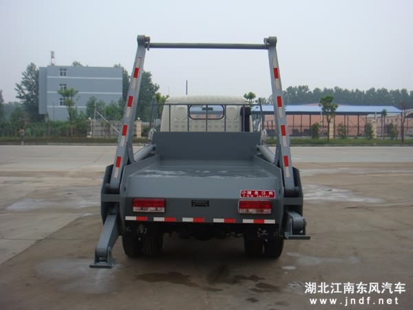 东风金霸摆臂式垃圾车图 2