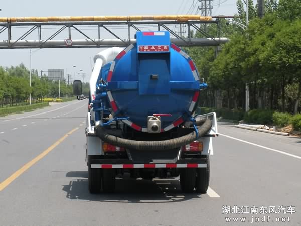 跃进吸污车图 2
