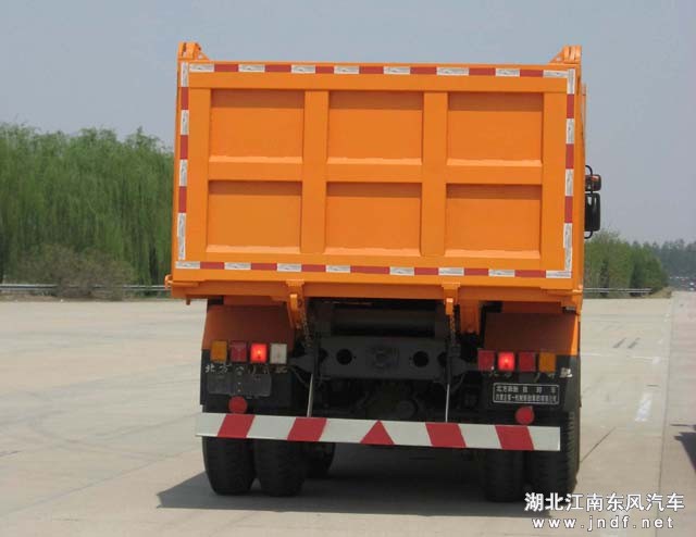 北方奔驰后双桥自卸车图 4