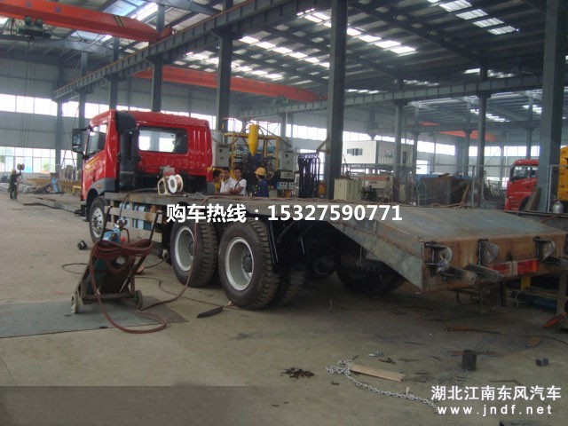 解放后双桥挖掘机运输车