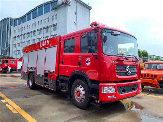 东风多利卡7吨水罐消防车右前视图