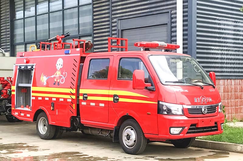 东风途逸水罐消防车右前45度图