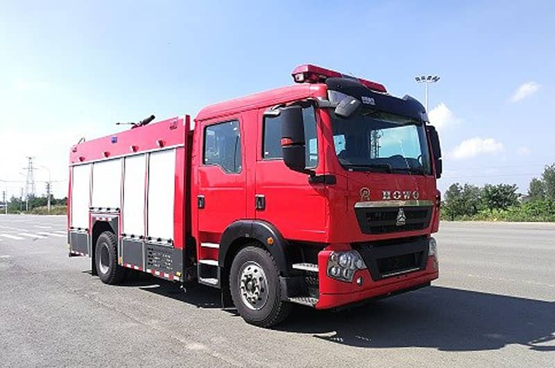 重汽豪沃6吨泡沫消防车