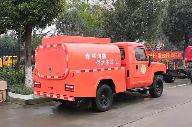 北汽四驱消防洒水车右后图