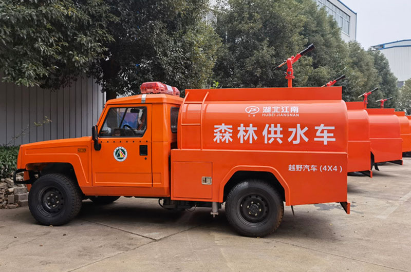 北汽四驱消防洒水车左侧图