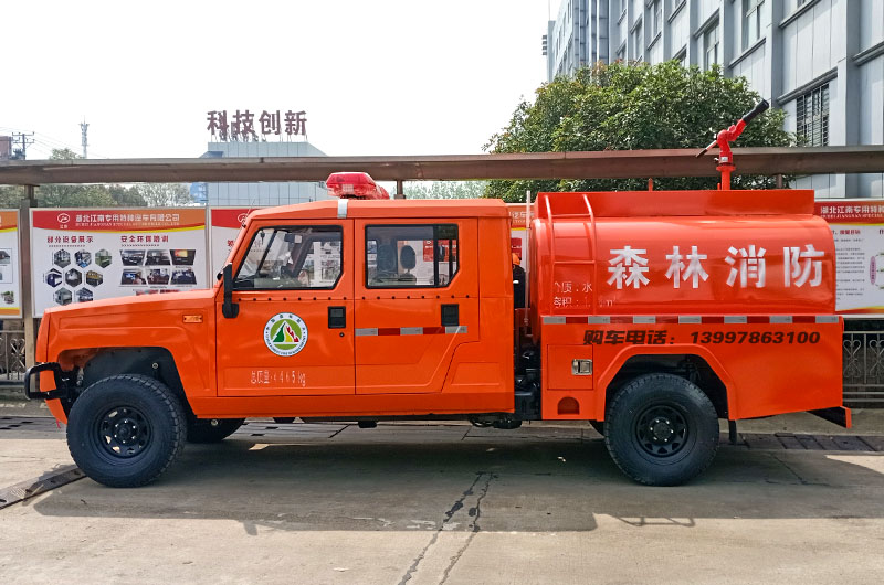 北汽四驱消防洒水车左侧图