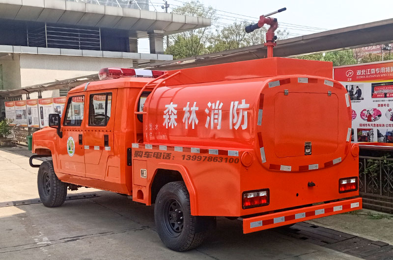 北汽四驱消防洒水车左后图