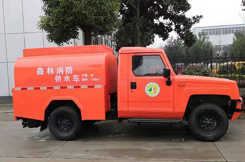 北汽四驱消防洒水车右侧图