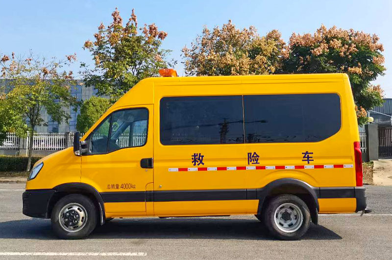 依维柯气防车左侧图
