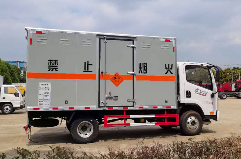 解放虎V爆破器材运输车右侧图
