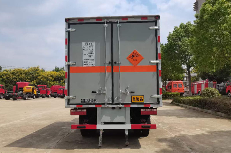 解放虎V爆破器材运输车尾部图