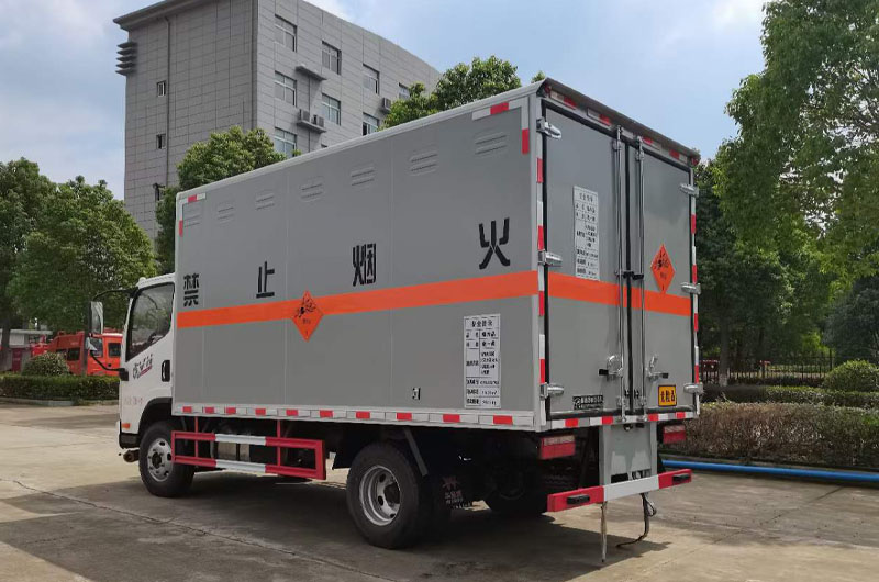 解放虎V爆破器材运输车左后45度图