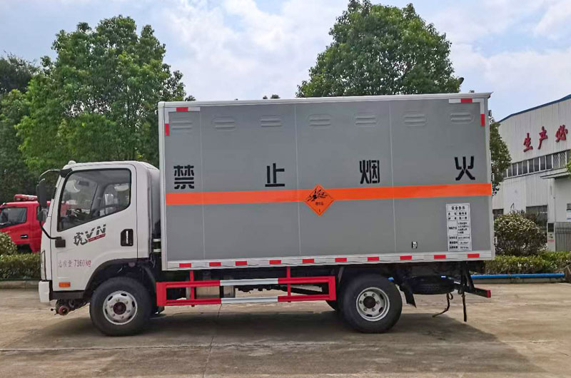 解放虎V爆破器材运输车左侧图