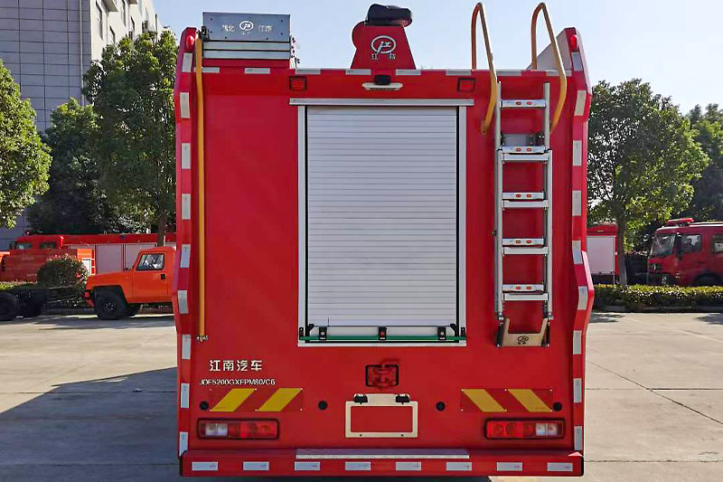 上汽红岩8吨泡沫消防车尾部