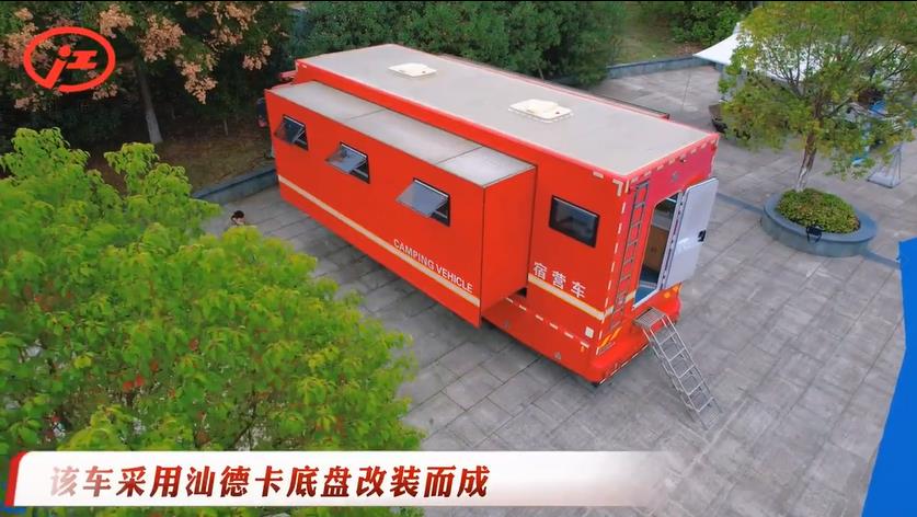 该车采用汕德卡底盘改装而成